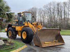 2008 Hyundai XG 350 front loader with large bucket and thick tires positioned for operation